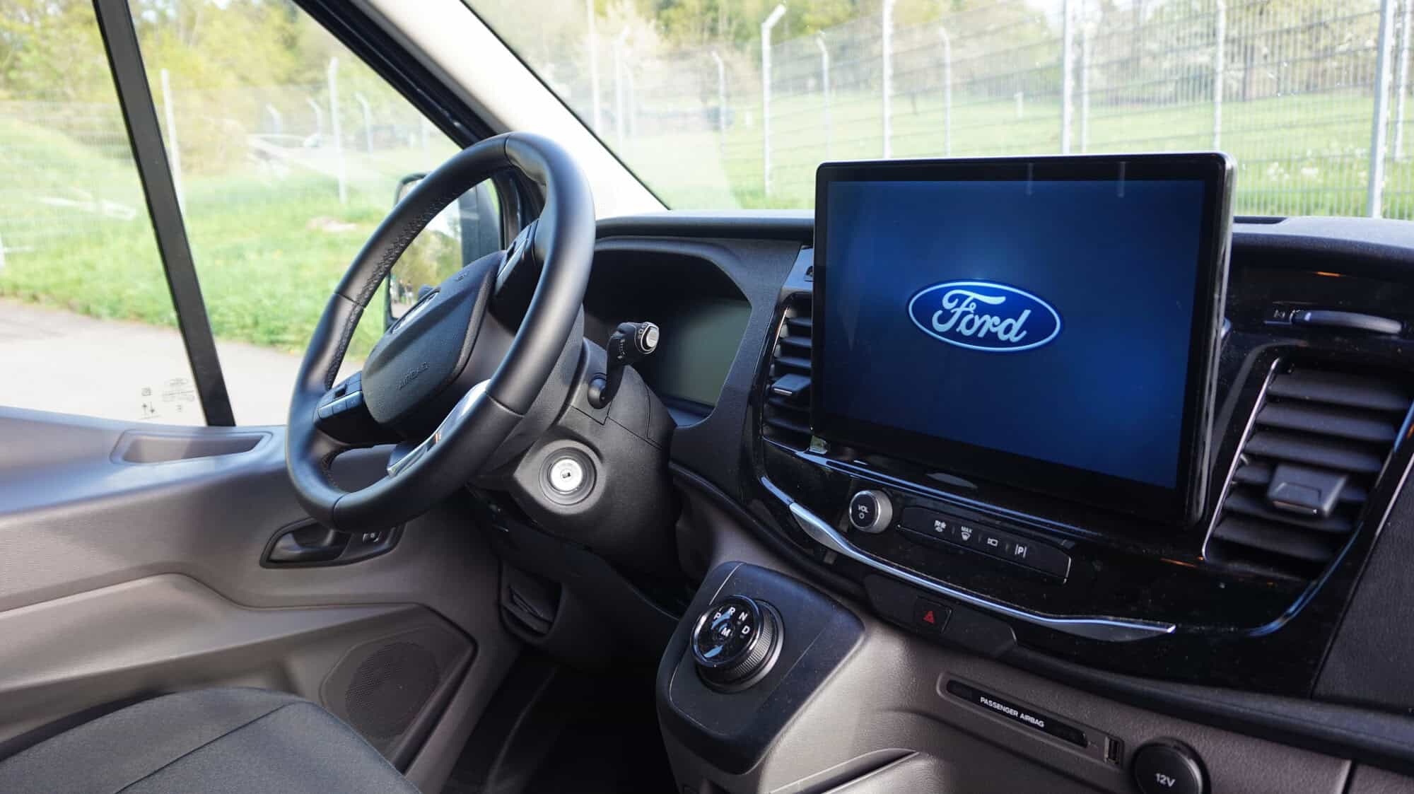 Cockpit Ford Transit mit Navigationssystem