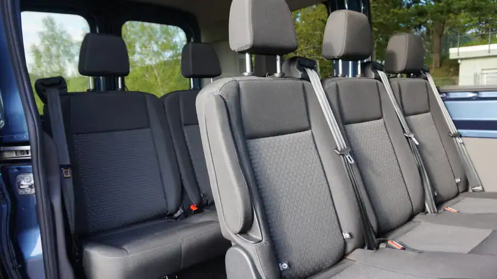 Innenraum Ford Transit – 9 Sitzplätze + Isofix